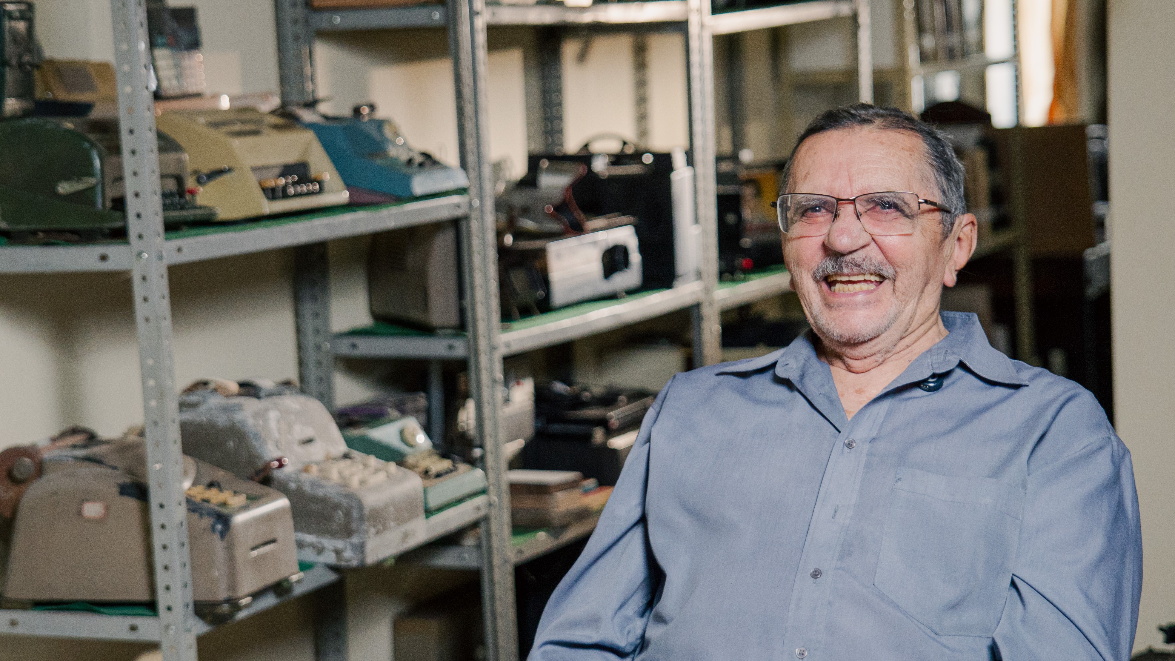 Nirez sentado numa das salas de sua casa